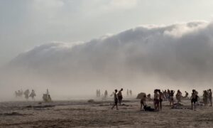 &laquo;Tsunami-sky&raquo; på en strand i Frankrike: rulleskyen ble dannet på grunn av Enbata
