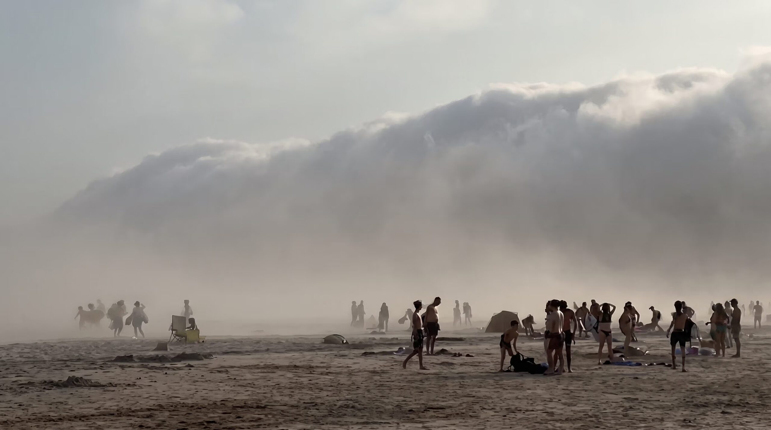 "Tsunami-sky" på en strand i Frankrike: rulleskyen ble dannet på grunn av Enbata