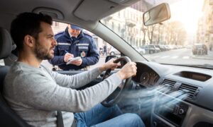 Klimaanlegget slått på i en parkert bil er forbudt i henhold til art.157 i CdS: bøter på opptil 444 euro