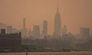Røyk fra brannene i Canada omslutter New York, oransje himmel på Manhattan: vind i høye høyder har skylden