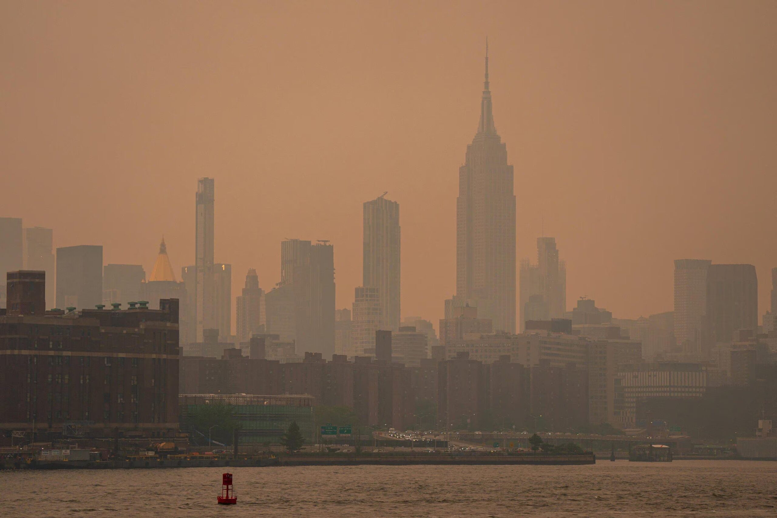 Røyk fra brannene i Canada omslutter New York, oransje himmel på Manhattan: vind i høye høyder har skylden