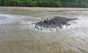 En 4 meter høy gjørmevulkan dukker opp utenfor kysten av Trinidad: den ble dannet av jordskjelv i Venezuela