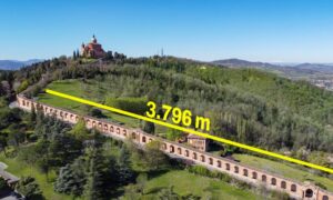 Den lengste portikoen i verden er i Italia: 3796 meter lang og 666 buer, historien om San Luca