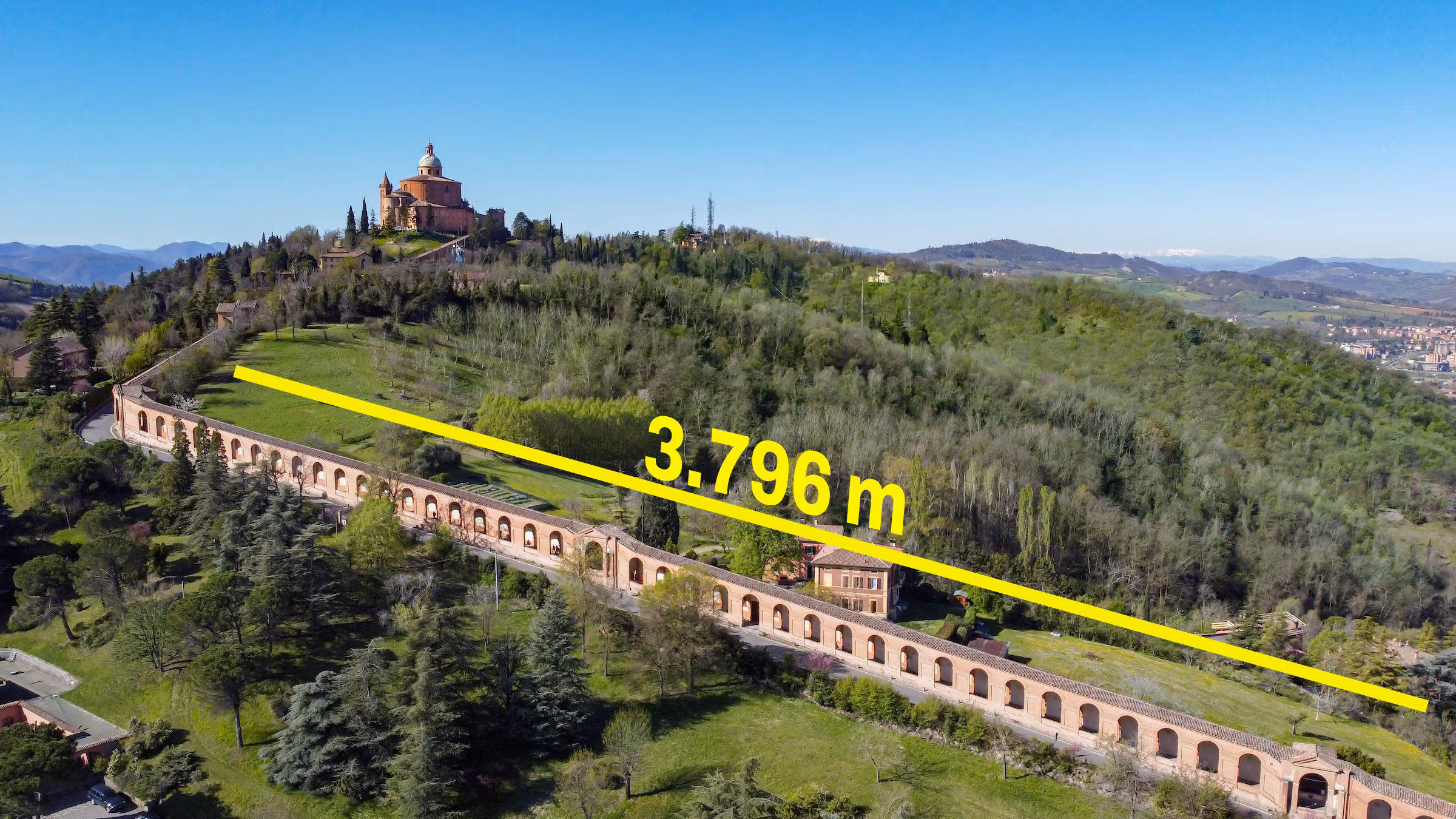 Den lengste portikoen i verden er i Italia: 3796 meter lang og 666 buer, historien om San Luca