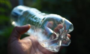 Hvorfor noen plastflasker har 5-pinners bunn: Engineering som gjør dem mer holdbare