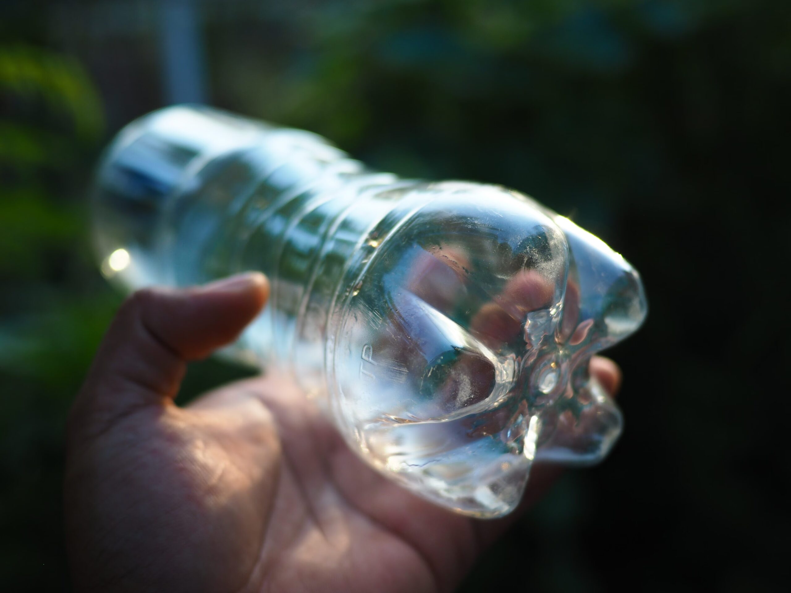 Hvorfor noen plastflasker har 5-pinners bunn: Engineering som gjør dem mer holdbare