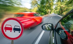 Forbikjøringsmåleren registrerer forbikjøring med sensorer i asfalten og kameraer: hvor den er og hva er i faresonen