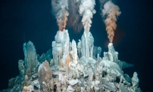 Vann på over 300 °C under Atlanterhavet kan gi drivstoff til Lost City hydrotermiske felt