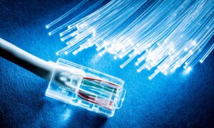 Hvordan Internett beveger seg i svært tynne undervannsglasstråder: historien til optisk fiber