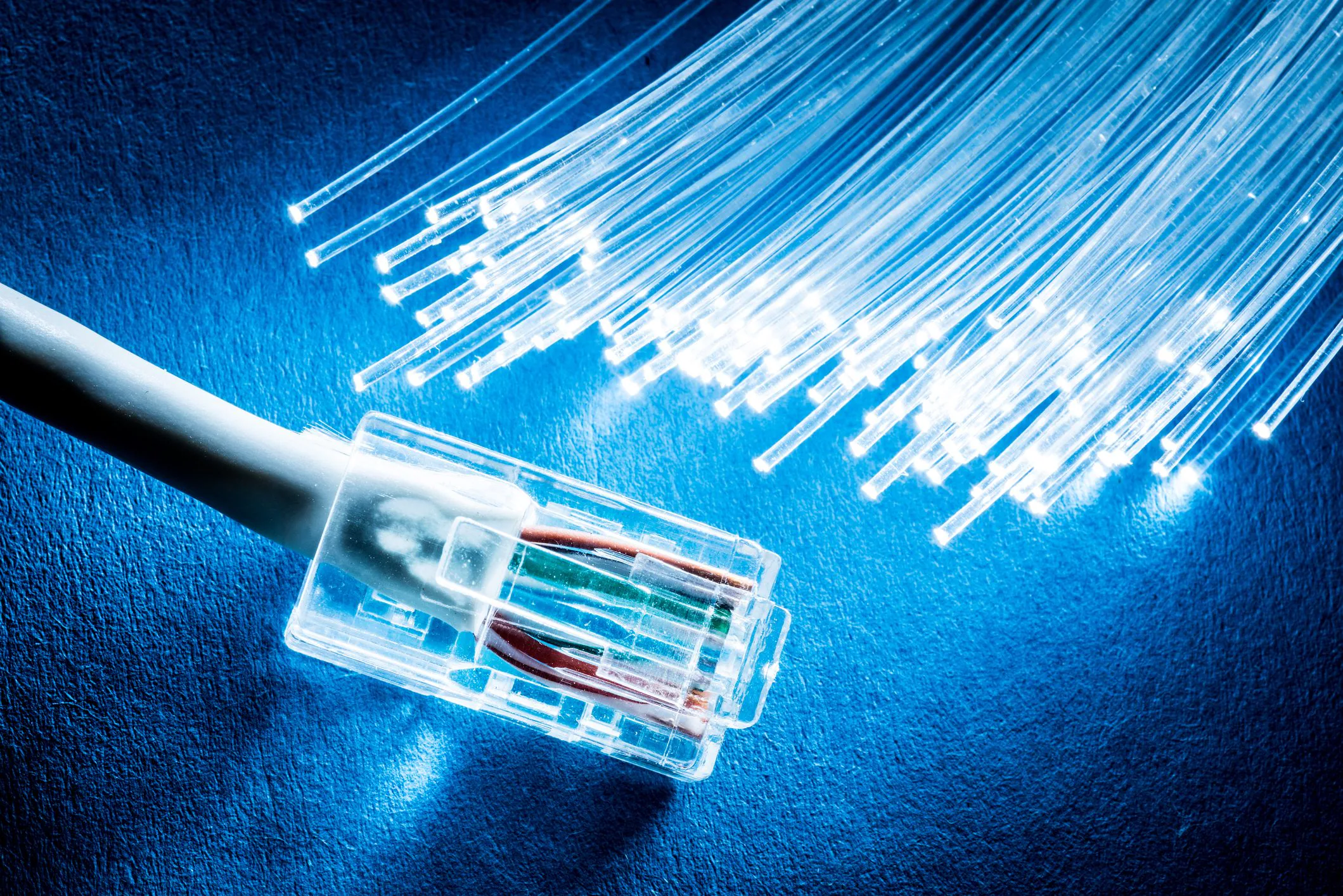 Hvordan Internett beveger seg i svært tynne undervannsglasstråder: historien til optisk fiber
