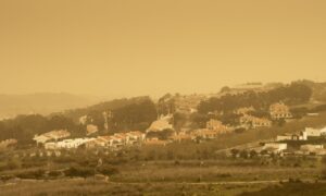 Sahara-støv ankommer over Europa: gulaktig og melkeaktig himmel, fordi det øker