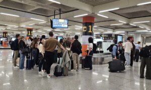 Koffertstress: Flyplassene lar reisende vente på manglende bagger