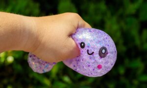 Foreldre som flyr i sommer og advarer om nedsmeltninger ettersom virale squishy leker forårsaker kaos i sikkerheten