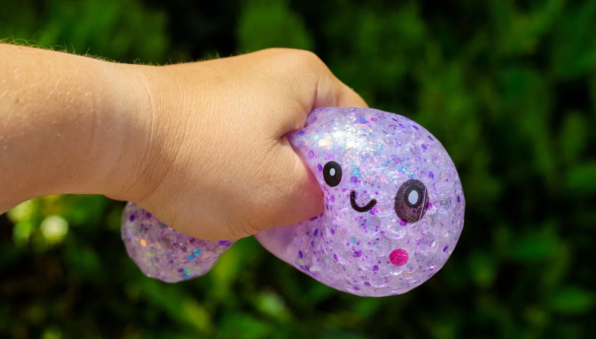 Foreldre som flyr i sommer og advarer om nedsmeltninger ettersom virale squishy leker forårsaker kaos i sikkerheten