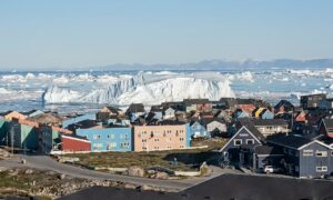På Grønland kanter et isfjell og genererer svært høye bølger: det har samme opprinnelse som Titanic