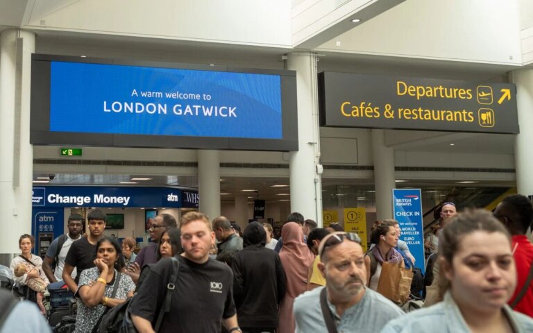 Gatwick stinker! Vannkrise stenger toaletter og barer ved begge terminalene - passasjerer advart om å sortere nødvendigheter hjemme før de flyr