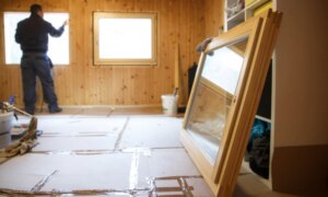Praktiske materialer for renovering av kysthus i fuktig klima