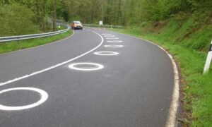 Hvite sirkler på trange kurver introdusert for å forbedre motorsyklistenes sikkerhet i Spania