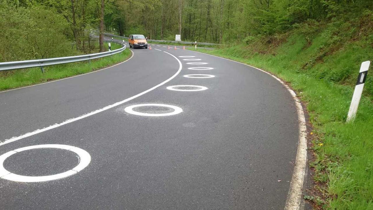 Hvite sirkler på trange kurver introdusert for å forbedre motorsyklistenes sikkerhet i Spania