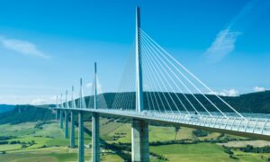 Den høyeste skråstagsbroen er i Frankrike: Millau-viadukten måler 343 meter og overgår Eiffeltårnet