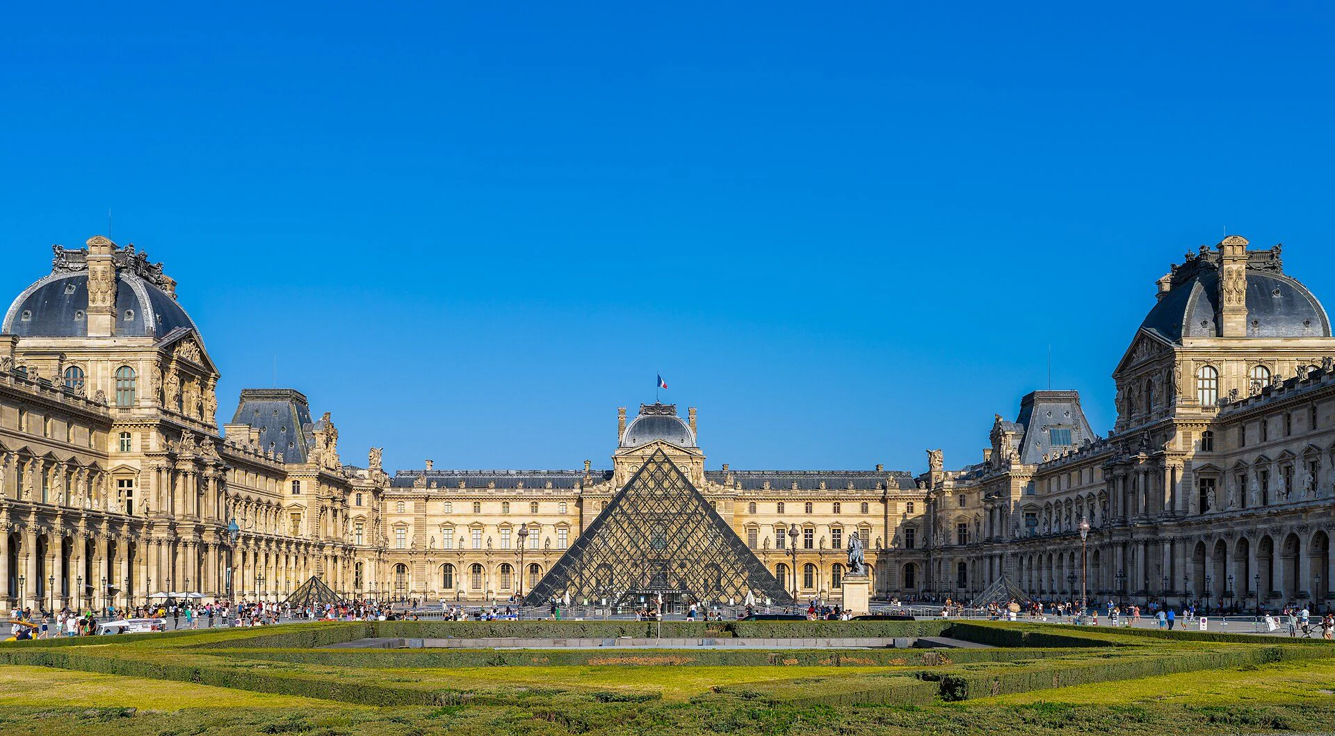 Louvre-museet ble født som en middelalderfestning: historien til et av de mest kjente galleriene i verden