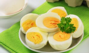 Hvorfor egg blir &laquo;kokt&raquo; når vi koker dem: det er en kjemisk prosess som transformerer proteiner