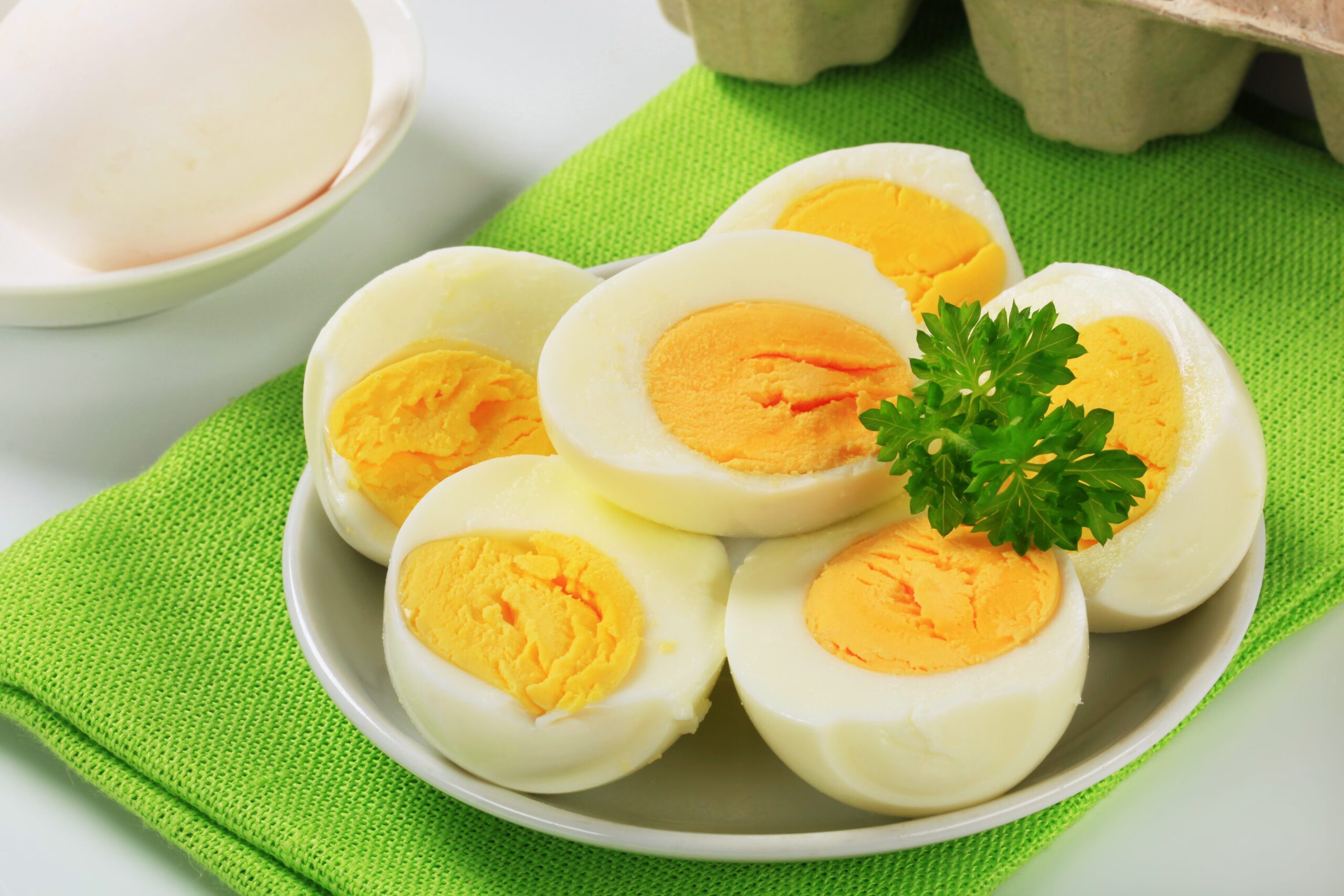 Hvorfor egg blir "kokt" når vi koker dem: det er en kjemisk prosess som transformerer proteiner