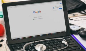 Dr Google ser deg nå: De reelle risikoene ved selvdiagnose på nettet