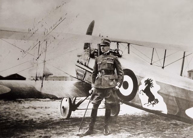 Baracca med sitt SPAD S. XIII-fly, der den lille hesten er synlig (Wikimedia commons)