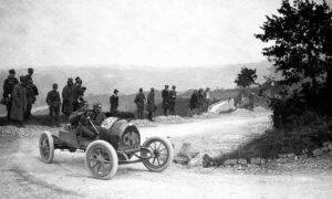Hvem var Enzo Ferrari, historien om racerføreren som ble en suksessfull gründer