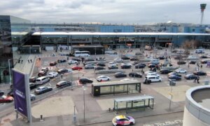 Sjåfører advart om å ikke kjøre ettersom Heathrow-kaoset gjør at tusenvis av feriegjester står overfor en marerittstart på deres ferie