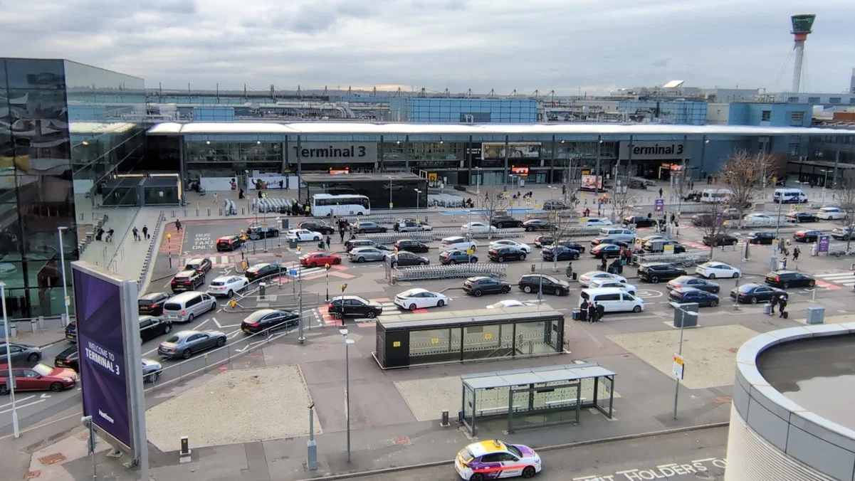 Sjåfører advart om å ikke kjøre ettersom Heathrow-kaoset gjør at tusenvis av feriegjester står overfor en marerittstart på deres ferie