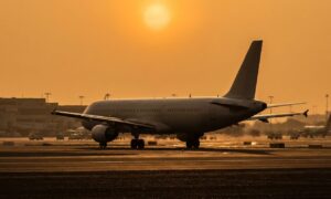 For mye varme hindrer flyvningen til fly: det reduserer tettheten til luften og kraften til motoren