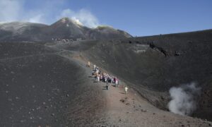 Etna, nytt rødt varsel for utbrudd: innkommende flyvninger begrenset til Catania til kl. 12.00 tirsdag 18.