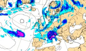 Intens varme i sør og en bølge med dårlig vær i nord, er sommeren på vei? Vær og varsler i dag og i morgen