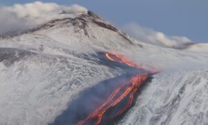 Etnas magma stiger opp og forårsaker brudd og jordskjelv: INGV-studien om magmatiske inntrengninger