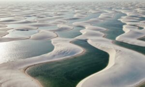 Brasils &laquo;ørken&raquo; som fylles med tusenvis av innsjøer hvert år: hvordan Lençóis Maranhenses dannes