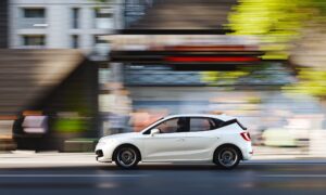 Hvor mye drivstoff vi sløser på grunn av dårlige vaner i bilen: tiltakene som reduserer utgiftene