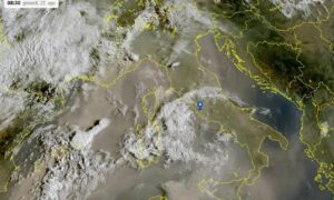 Fordi Italias himmel er gul: støvet fra Sahara kommer og forverrer varmen, uansett hvor lenge den varer