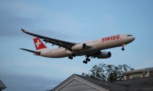 En passasjers tankeløse gadget-tabbe dømmer nesten sveitsisk fly til New York: Røyk tvinger nødlanding