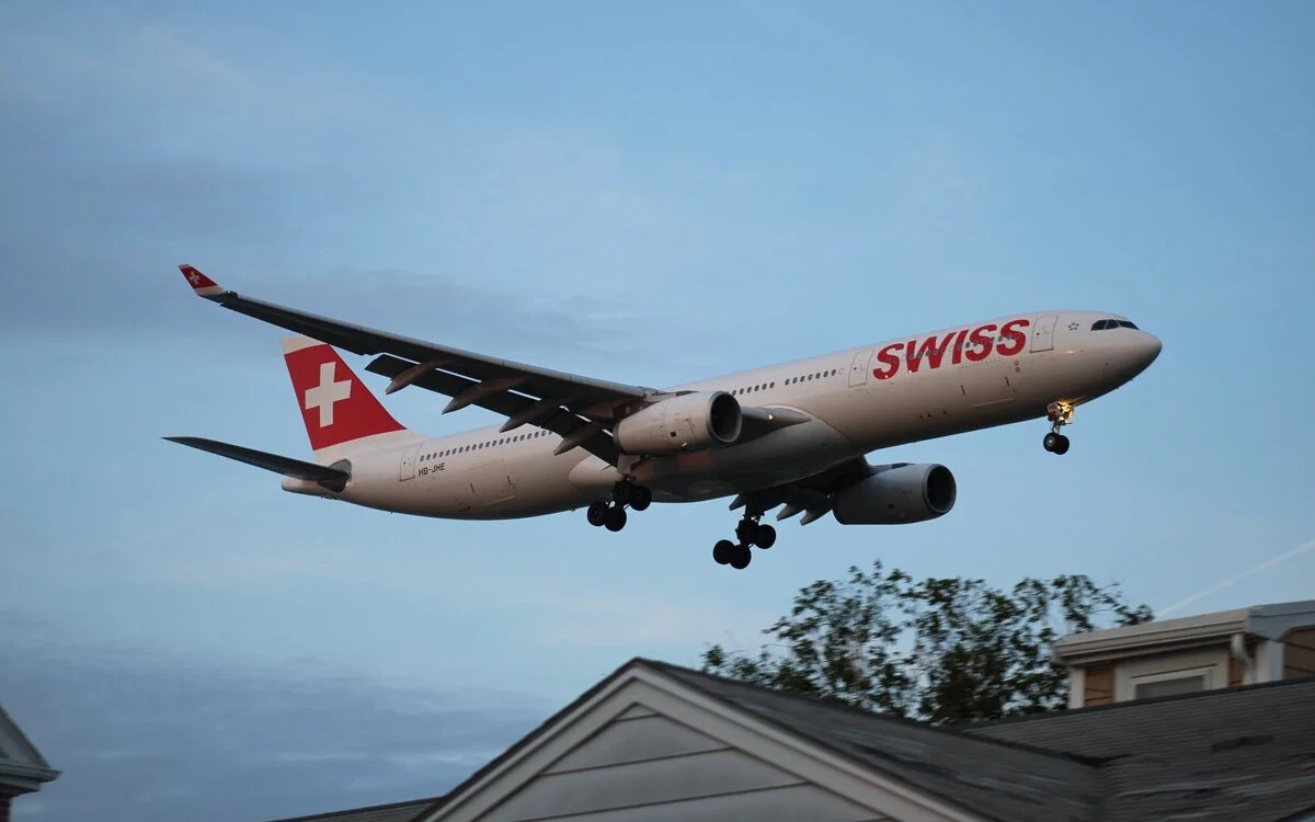 En passasjers tankeløse gadget-tabbe dømmer nesten sveitsisk fly til New York: Røyk tvinger nødlanding