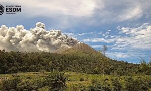 Sinabung-vulkanen i Indonesia har et utbrudd etter 5 år: askesøyle som er opptil 3500 meter høy