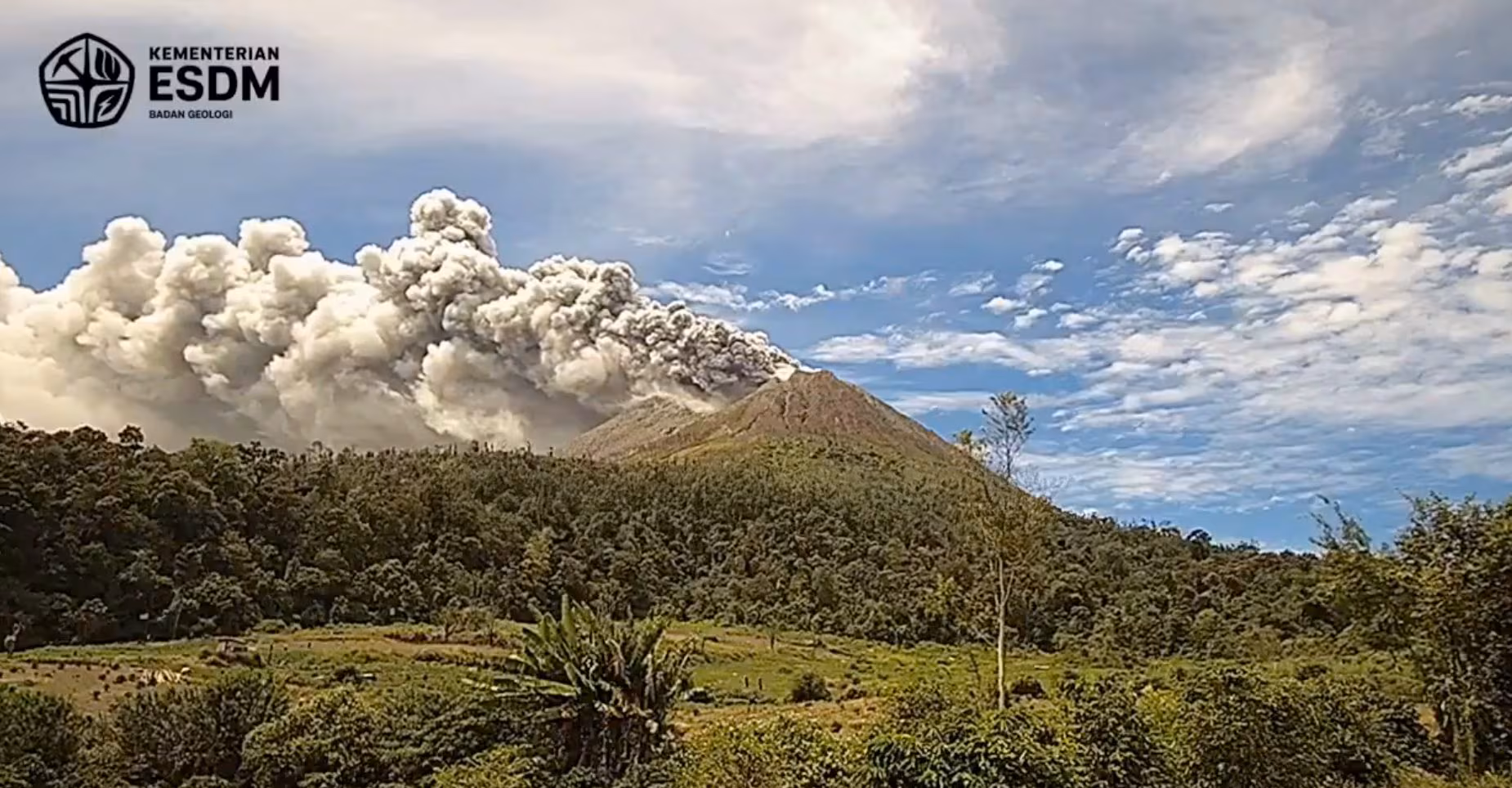 Sinabung-vulkanen i Indonesia har et utbrudd etter 5 år: askesøyle som er opptil 3500 meter høy