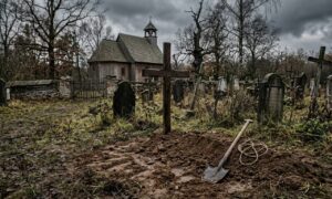 Graven til en påstått &laquo;vampyr&raquo; fra 1600-tallet begravet med ljå og hengelås funnet i Polen