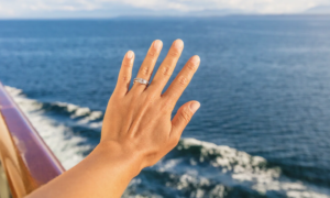 Sønnen min kom hjem fra sin første kontrakt med cruiseskip. Hva skjedde?