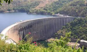 Kariba-demningen er den største kunstige innsjøen i verden på 180 km³: hvorfor den forårsaket 2000 jordskjelv