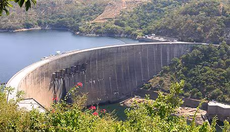 Kariba-demningen er den største kunstige innsjøen i verden på 180 km³: hvorfor den forårsaket 2000 jordskjelv