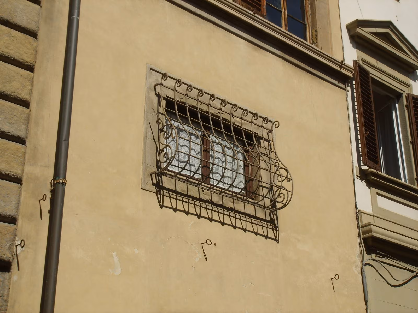 Hvorfor har noen vinduer buede rister: i arkitektur brukes de til å ha utvendig plass og ventilasjon