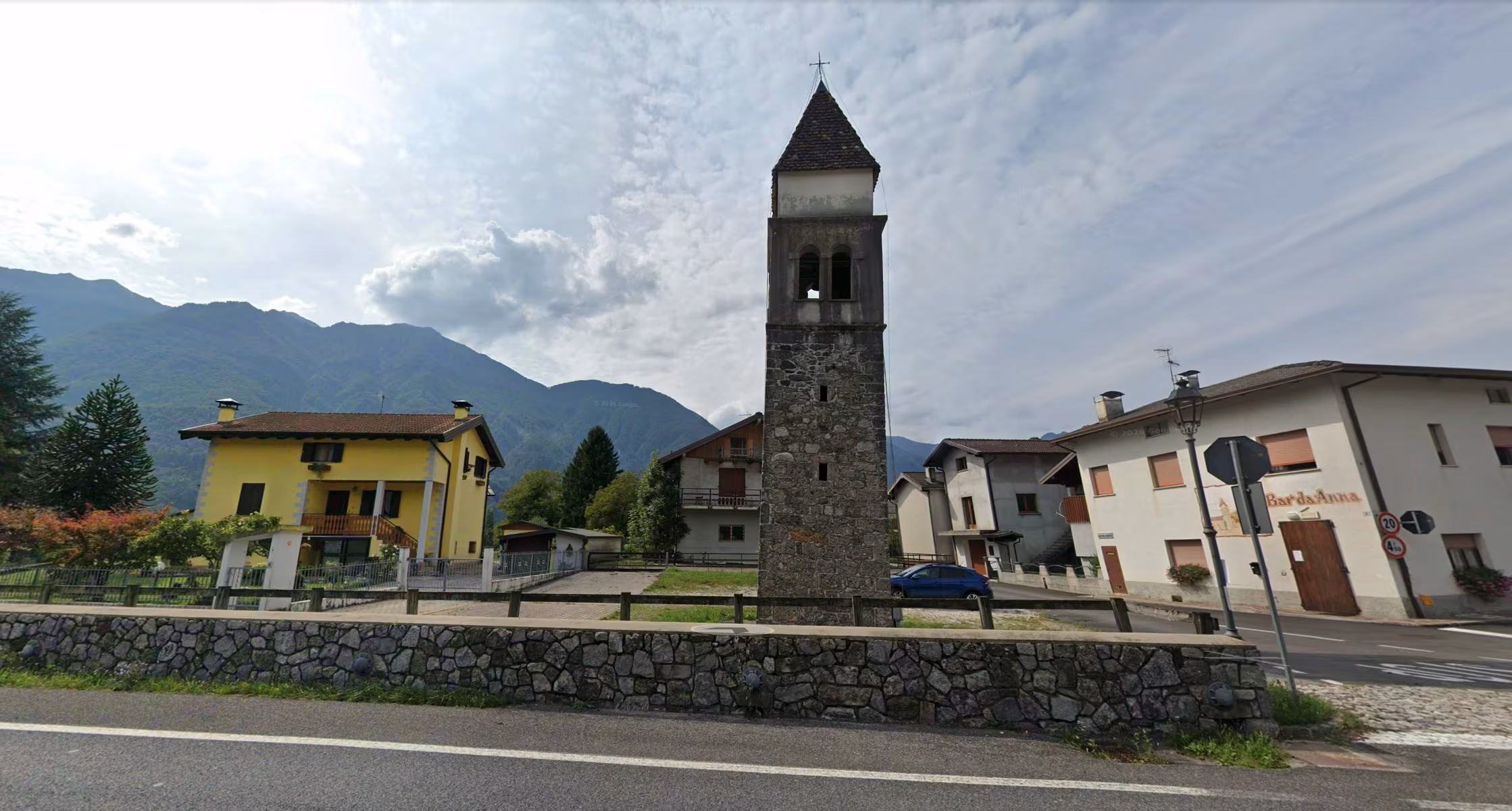 Quinis er byen i Friuli som synker, skjeve klokketårn og skråstilte hus: hva er synkehull