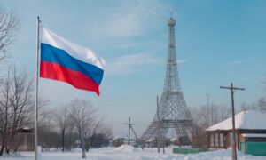 For i Russland er det en landsby som heter Paris som er hjemmet til en kopi av Eiffeltårnet